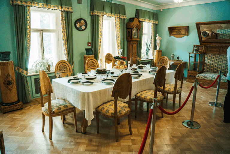 Сервированный стол