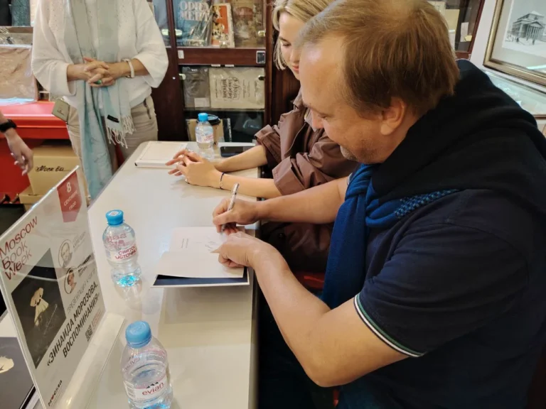 А. Карагодин ставит автограф